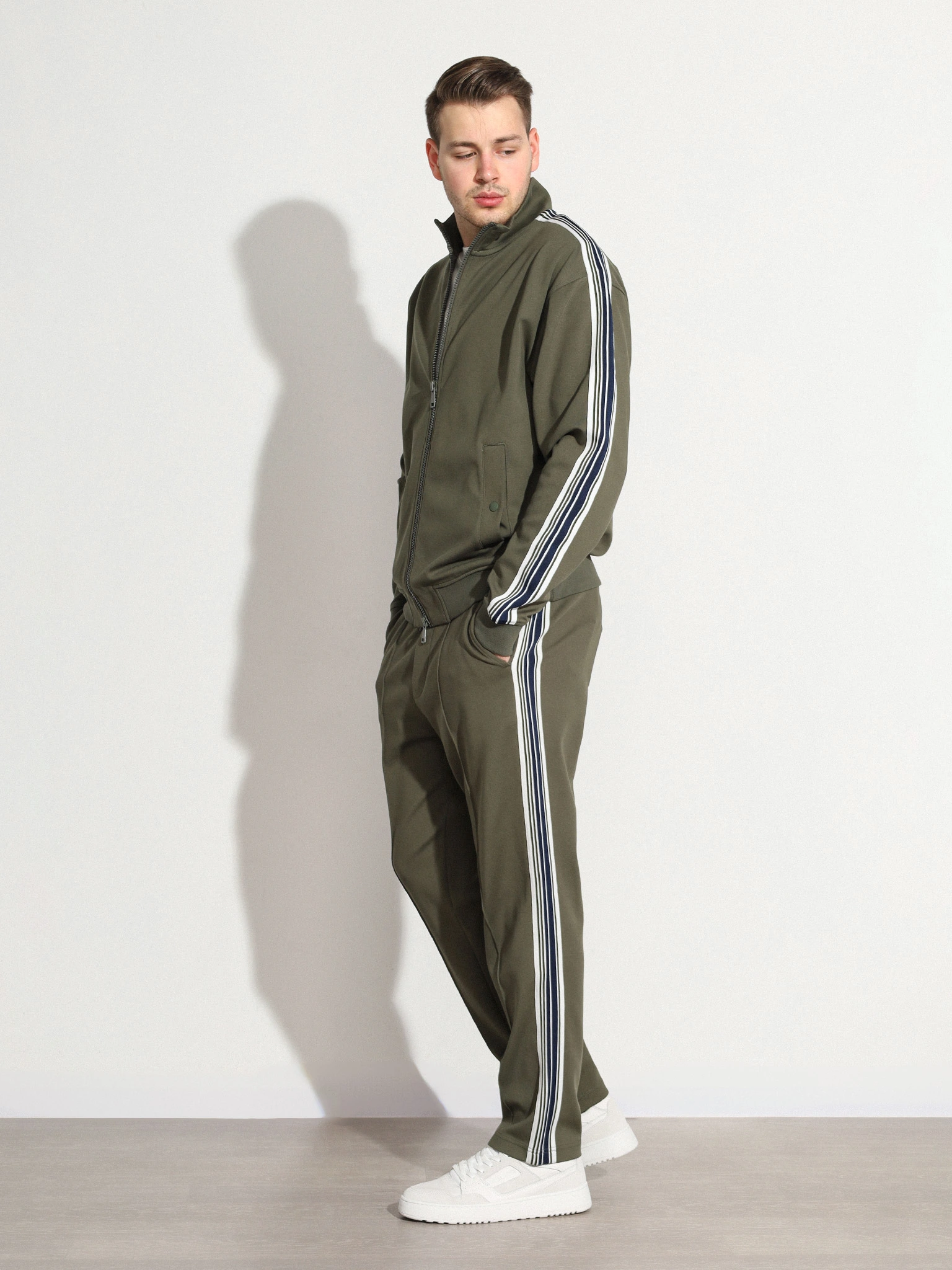 Брюки трикотажные зеленого цвета с лампасами из смесового хлопка